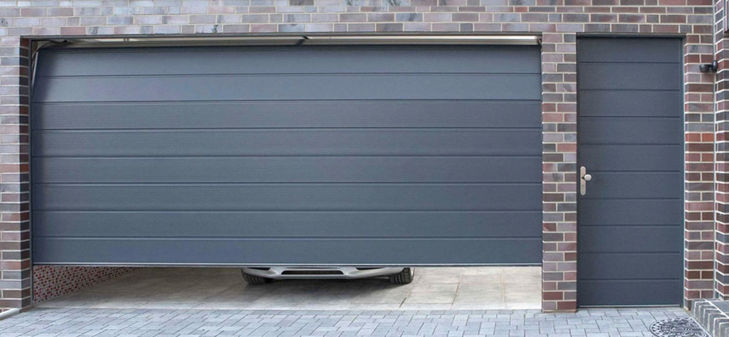 Калитка для гаража — преимущества и технология изготовления своими руками